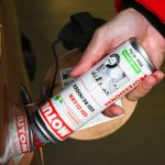 ¡Este truco de 10€ está revolucionando los coches: limpia el motor y te hace gastar menos gasolina!