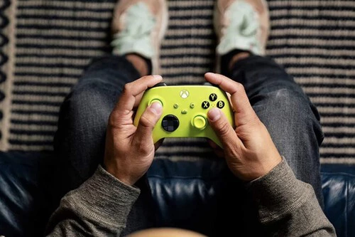 ¡Este accesorio oficial elimina las pilas de tu mando Xbox por menos de 20€ y no vas a creer cómo lo hace!