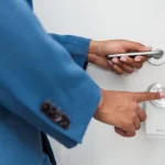 ¡Vivo solo y este truco con cerradura inteligente me salvó del peor susto!
