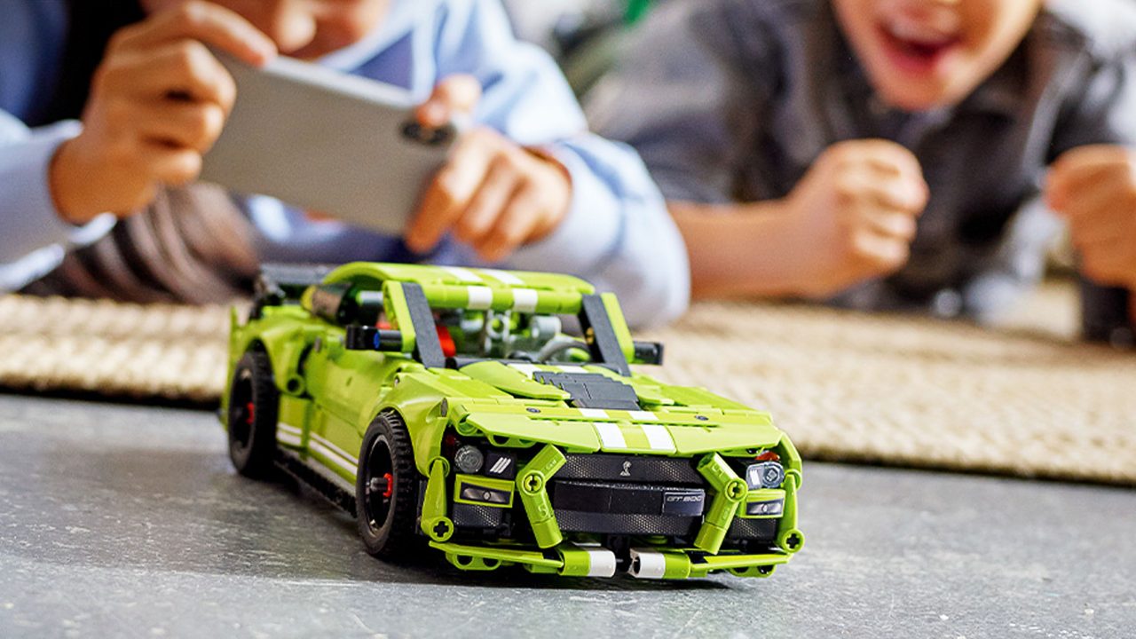 ¡Este Mustang Shelby de LEGO con realidad aumentada es tan barato que querrás uno aunque no seas niño!