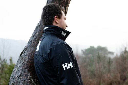 ¡No vas a creer el abrigo de Helly Hansen que repele la lluvia, calienta como ninguno y cuesta casi la mitad!
