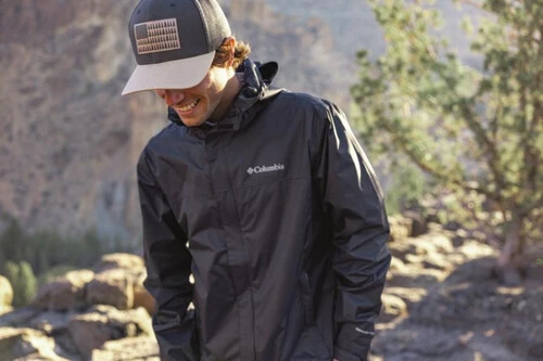 ¡Impresionante! Columbia baja a mitad de precio su abrigo impermeable más vendido justo para esta temporada de lluvia