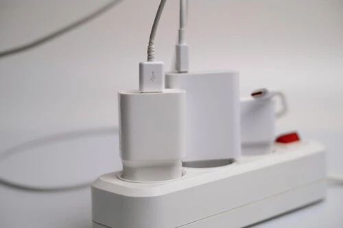 Este discreto invento que arrasa en Amazon y Leroy Merlin elimina las regletas para siempre