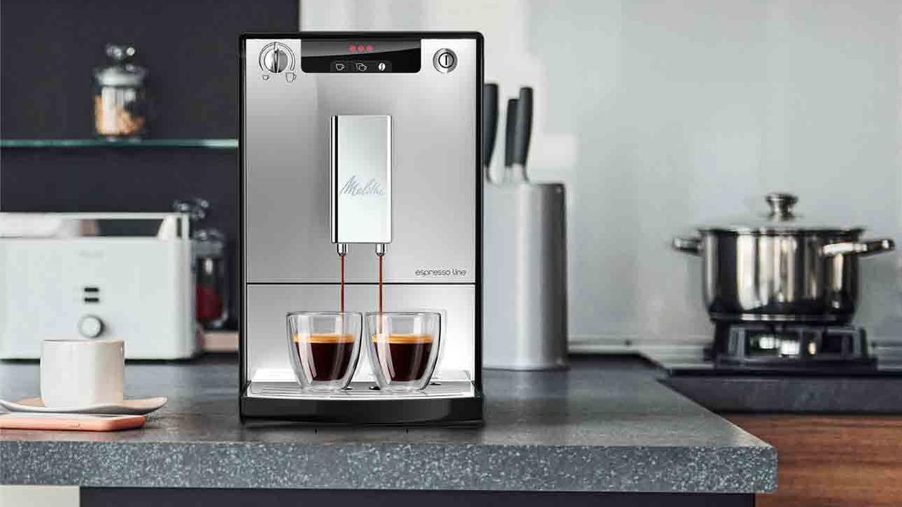 ¡No vas a creer el precio de esta cafetera superautomática con molinillo que arrasó en Black Friday y vuelve a Amazon!