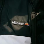 ¡No vas a creer el abrigo de lluvia que Ellesse reinventó con un 65% de descuento!