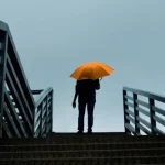 ¡No vas a creer lo que este paraguas reforzado puede soportar contra el viento!