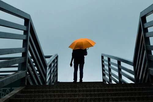 ¡No vas a creer lo que este paraguas reforzado puede soportar contra el viento!