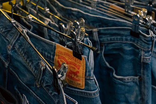 ¡No vas a creer cómo estos Levi’s 501 arrasan con casi un 60% de descuento y te hacen un cuerpazo!