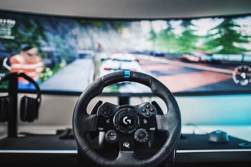¡No vas a creer lo barato que está el volante Logitech G923 para juegos de carreras!