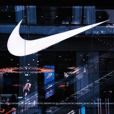 ¡Locura total en El Corte Inglés! Chaquetas Nike con hasta un 70% de descuento y rebaja extra solo por el Súper Jueves