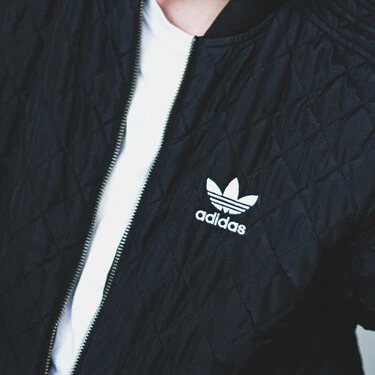 ¡Increíble! El Corte Inglés arrasa con chaquetas Adidas hasta un 60% más baratas y vence al frío