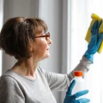 ¡Increíble! Mido menos de 1,60 y este truco todoterreno me permite limpiar azulejos y techos sin usar escalera
