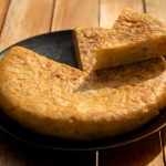 ¡Este truco con sartén doble hará que des la vuelta a la tortilla como un chef profesional, con o sin cebolla!