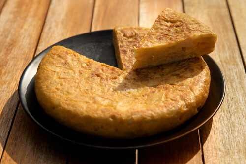 ¡Este truco con sartén doble hará que des la vuelta a la tortilla como un chef profesional, con o sin cebolla!