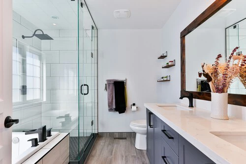 ¡Descubre el truco secreto para ganar espacio en baños pequeños sin obras ni gastar mucho!