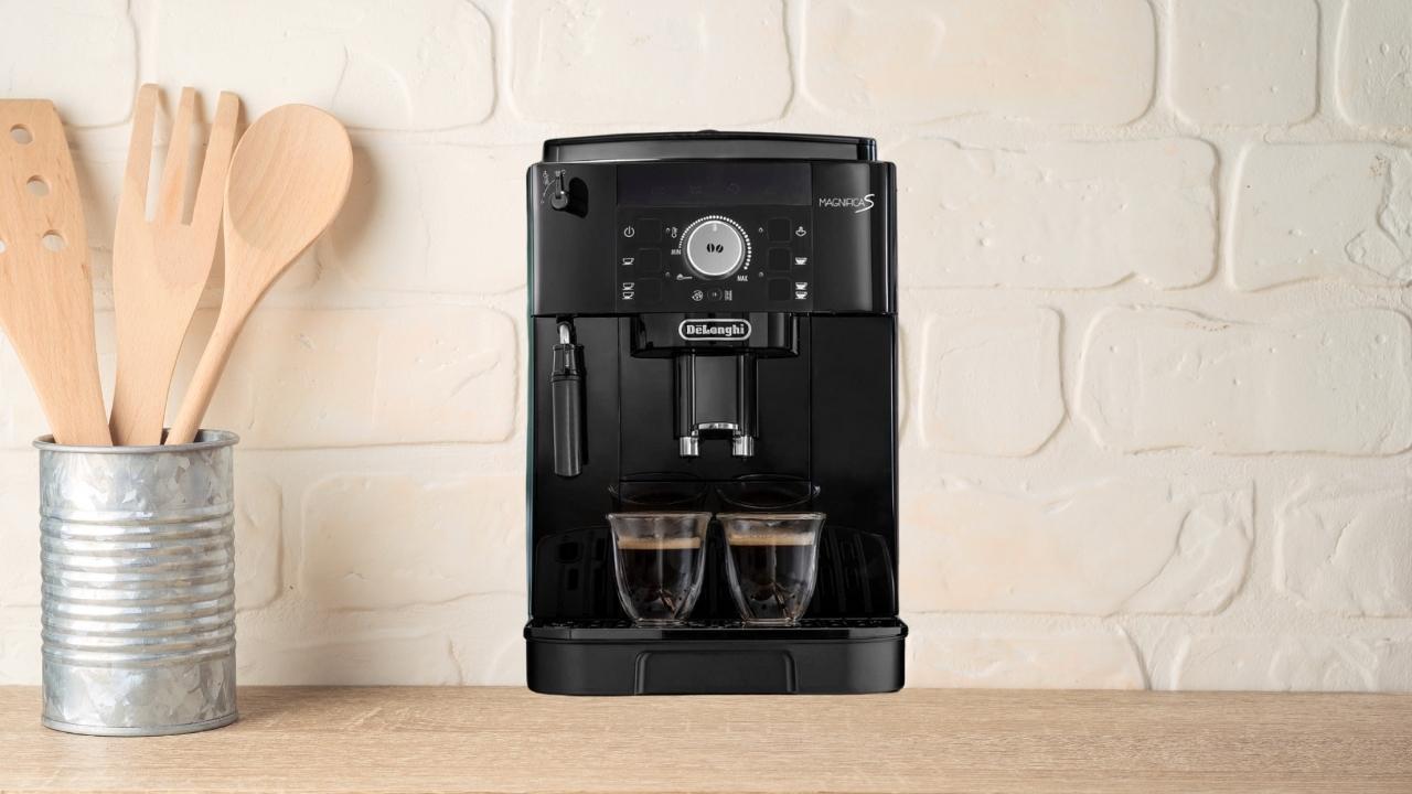 ¡No vas a creer que esta cafetera de alta gama con molinillo integrado por fin llegó a Amazon tras arrasar en LIDL!