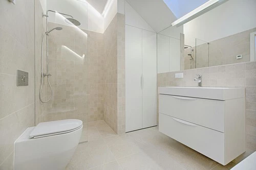 ¡Esta lámpara a prueba de humedad transformará tu baño y te hará olvidar las bombillas viejas para siempre!