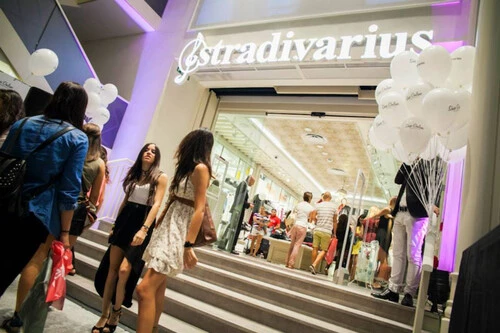 ¡El pantalón ancho de Stradivarius que arrasa por menos de 25€ y transforma tu look al instante!