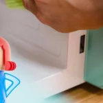 ¡No vas a creer lo que esta muñeca hace para limpiar el microondas!