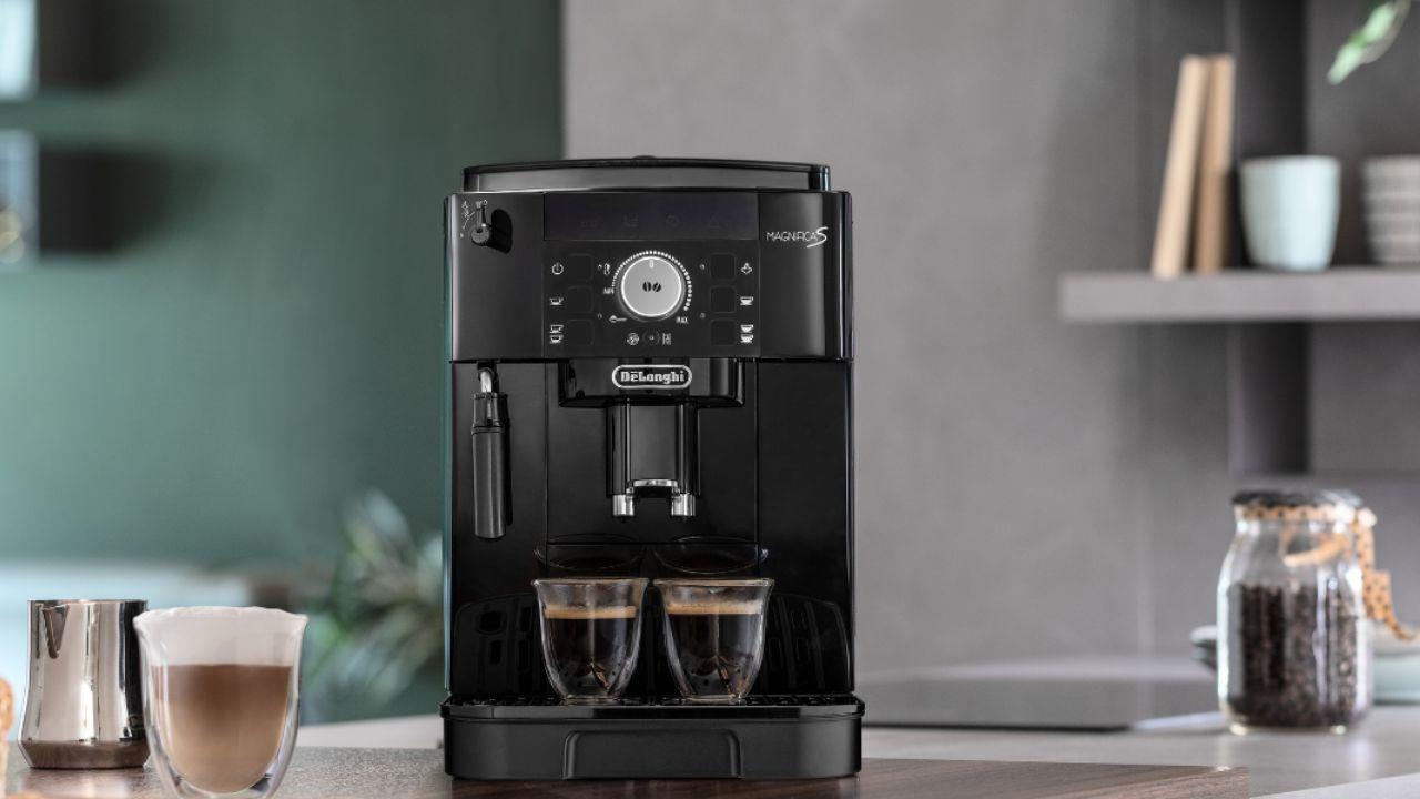 ¡Amazon destruye la cafetera De’Longhi que todos quieren con molinillo y 20 bares de presión!