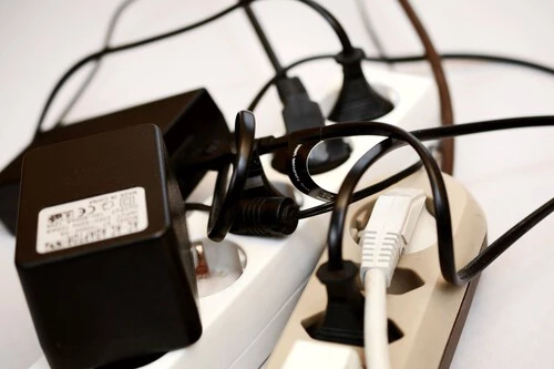 Este invento elimina los cables para siempre y puedes ponerlo en cualquier parte sin hacer obras