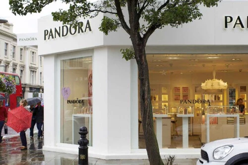 ¡No vas a creer lo barato que está el colgante viral de Pandora en estas rebajas!