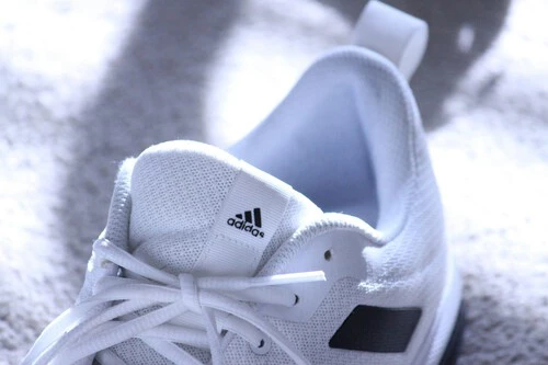 Estas Adidas para runners cuestan lo que unas chanclas… y están volando del carrito 🏃🔥
