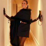 El truco secreto de las expertas para llevar falda o vestido en Navidad ¡sin pasar ni una pizca de frío!