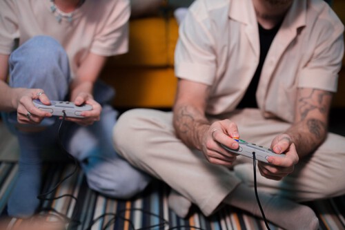 ¡Tu pareja gamer tiene de todo, pero estos 5 regalos de Navidad la dejarán sin palabras!