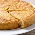 ¡Esta sartén hará que dar la vuelta a la tortilla de patatas sea más fácil que nunca!