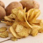¡Olvida las freidoras de aire! Estas chips perfectas se hacen en el microondas y nadie lo sabe