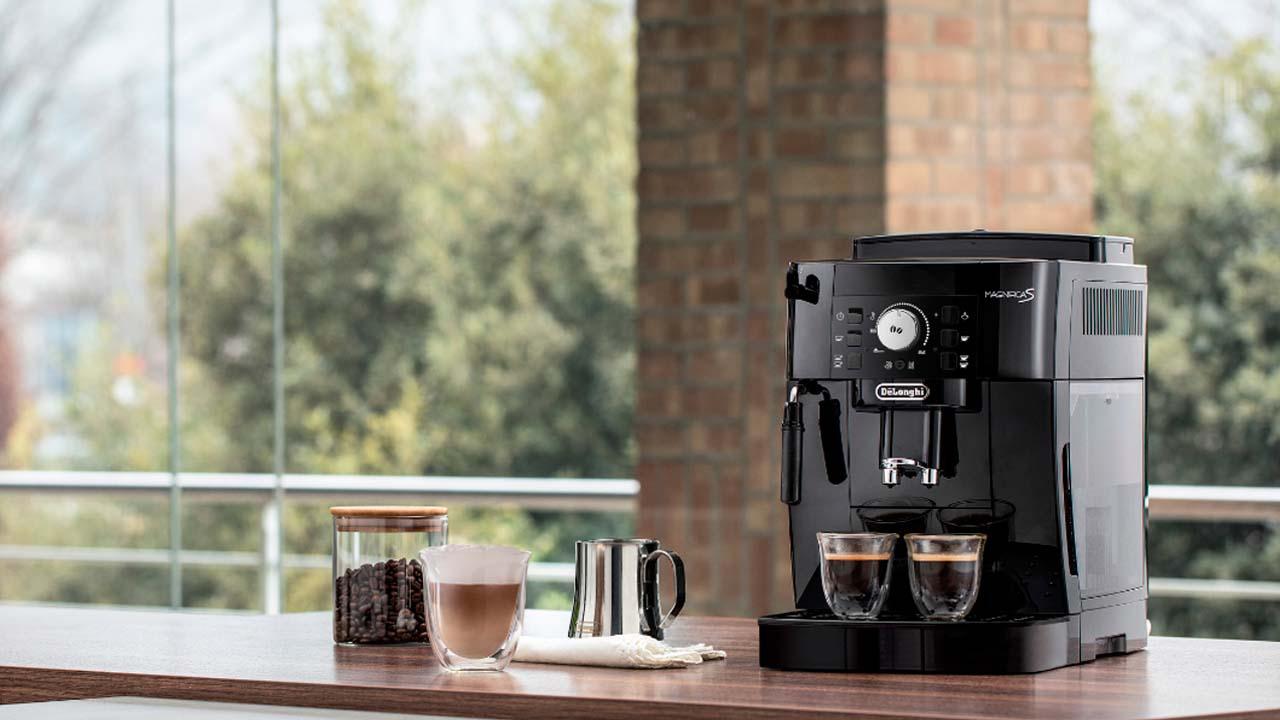 ¡La cafetera premium con molinillo más vendida se desploma un 34 % en Amazon y todos están corriendo a por ella!