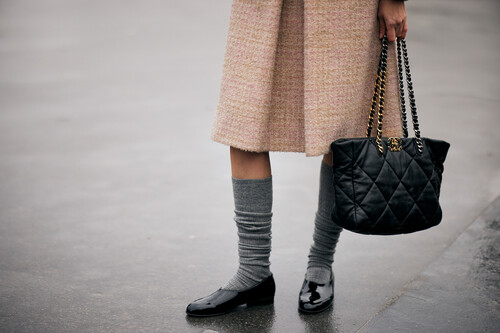 El zapato de Clarks que vuelve locas a las parisinas (¡y no son ni mocasines ni bailarinas!)