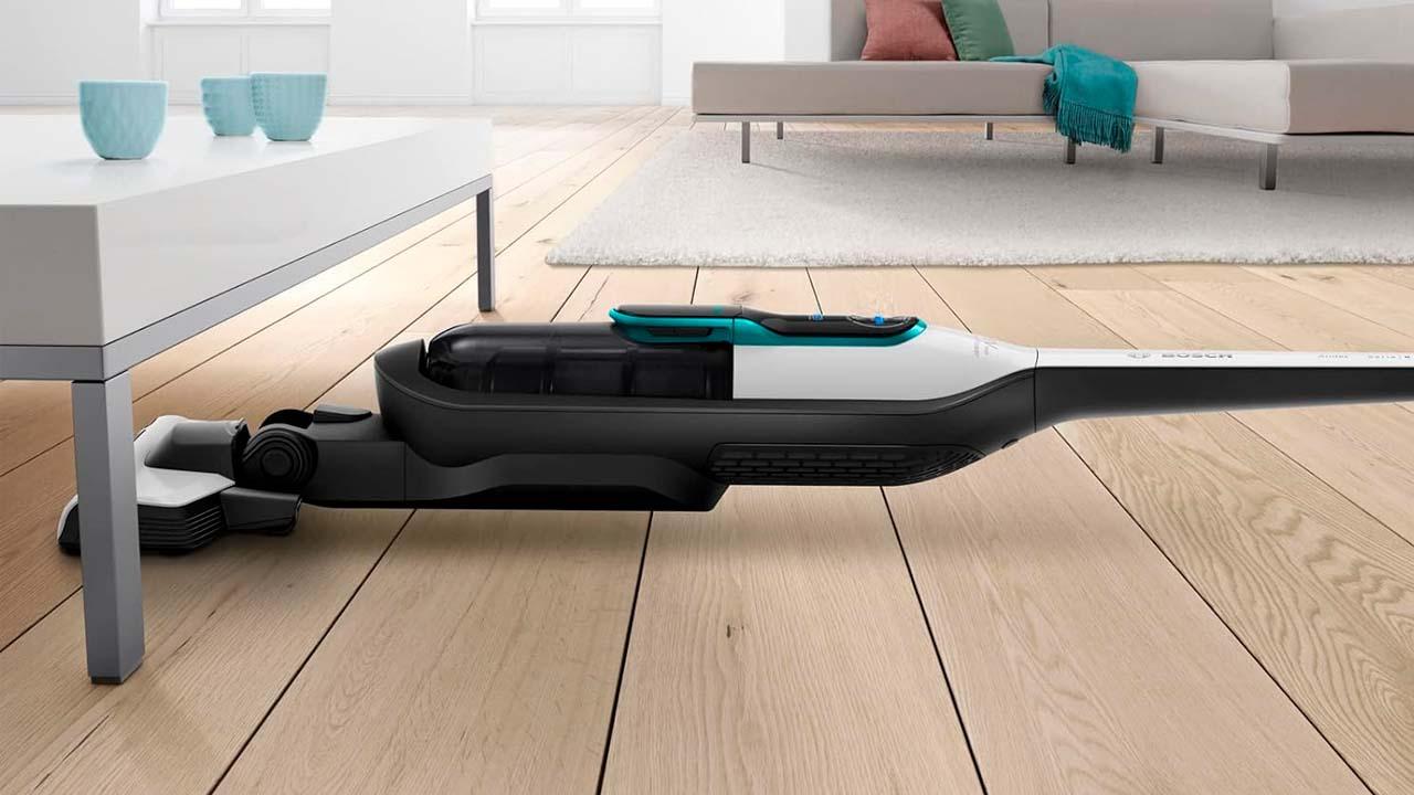 ¡La aspiradora sin cables de Bosch que se sostiene sola y dura 1 hora, ahora a mitad de precio en Amazon!