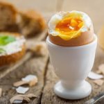 ¡No vas a creer lo fácil que es preparar huevos con este simple cacharro!