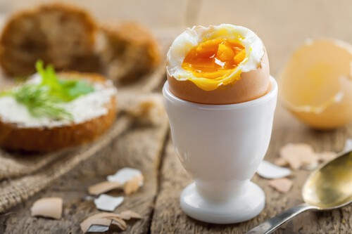 ¡No vas a creer lo fácil que es preparar huevos con este simple cacharro!