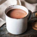 ¡Esta taza mágica remueve tu café sola con solo apretar un botón!