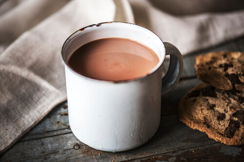 ¡Esta taza mágica remueve tu café sola con solo apretar un botón!