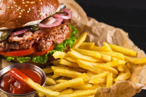 ¡Deja la sartén! Así de fácil haces hamburguesas en el microondas y nadie te lo había contado