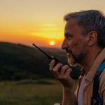 ¡Descubre los Walkie Talkies con radio FM que funcionan incluso sin luz y te salvarán en una emergencia!
