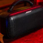 ¡Impresionante! Este altavoz Bose compacto arrasa en la playa y la piscina con batería que dura TODO el día