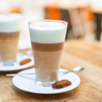 ¡Este espumador de leche transformará tu café aburrido en el mejor capuccino que probarás!