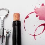 Este truco saca corchos rotos de botellas de vino en segundos y te va a volar la cabeza