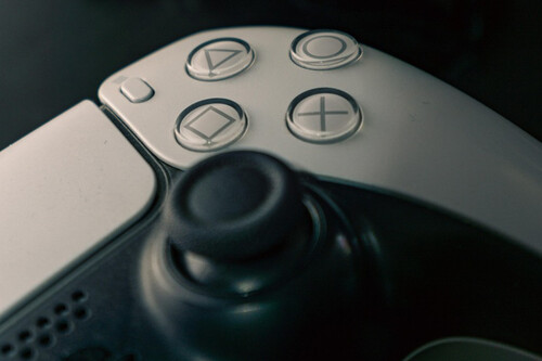 ¡No vas a creer lo barato que es este accesorio que carga tu DualSense usando el diseño de la PS5!