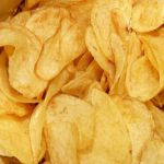 ¡Descubre el truco para hacer patatas chips caseras en el microondas sin nada de aceite!