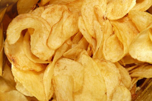 ¡Descubre el truco para hacer patatas chips caseras en el microondas sin nada de aceite!