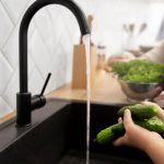 ¡No volverás a mirar tu cocina igual tras ver lo que hace este grifo con manguera extensible!