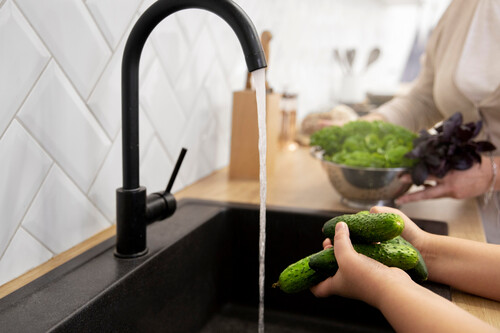 ¡No volverás a mirar tu cocina igual tras ver lo que hace este grifo con manguera extensible!