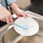 ¡Descubre el escurreplatos compacto que seca tus platos y mantiene la encimera impecable!