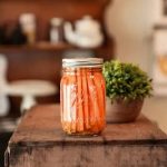 Descubre el secreto que transformará tus momentos en la cocina: abre tarros sin esfuerzo y con el corazón lleno de nostalgia